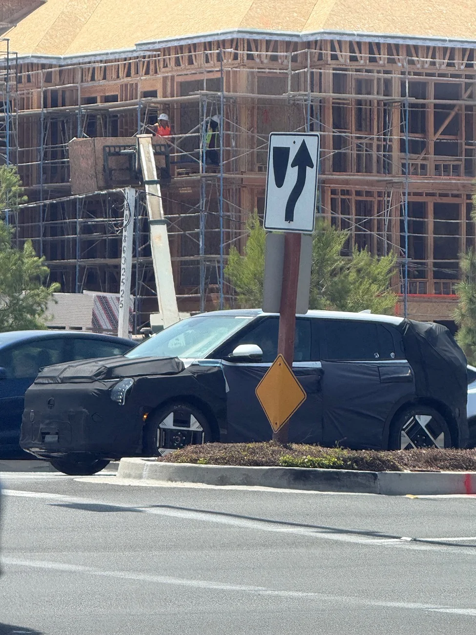 Kia EV3 Spotted: 2027 EV3 testing in US vs. Chevrolet Equinox EV (Irvine, CA  August 2025) IMG_9267